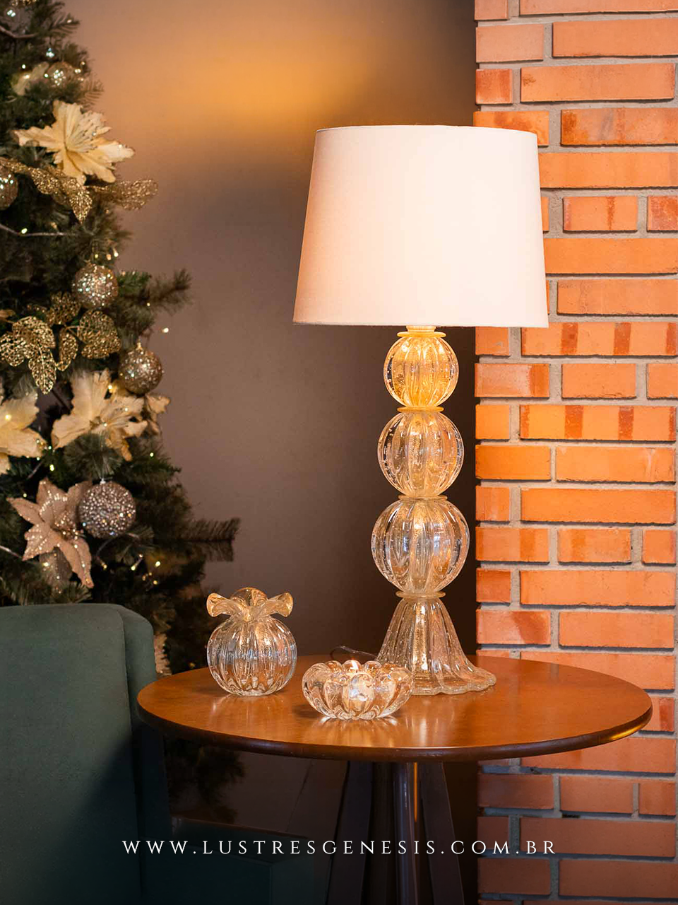 Abajur de mesa Verona em cristal Murano com cúpula bege, ideal para salas, quartos, cabeceira de cama, living e escritórios.